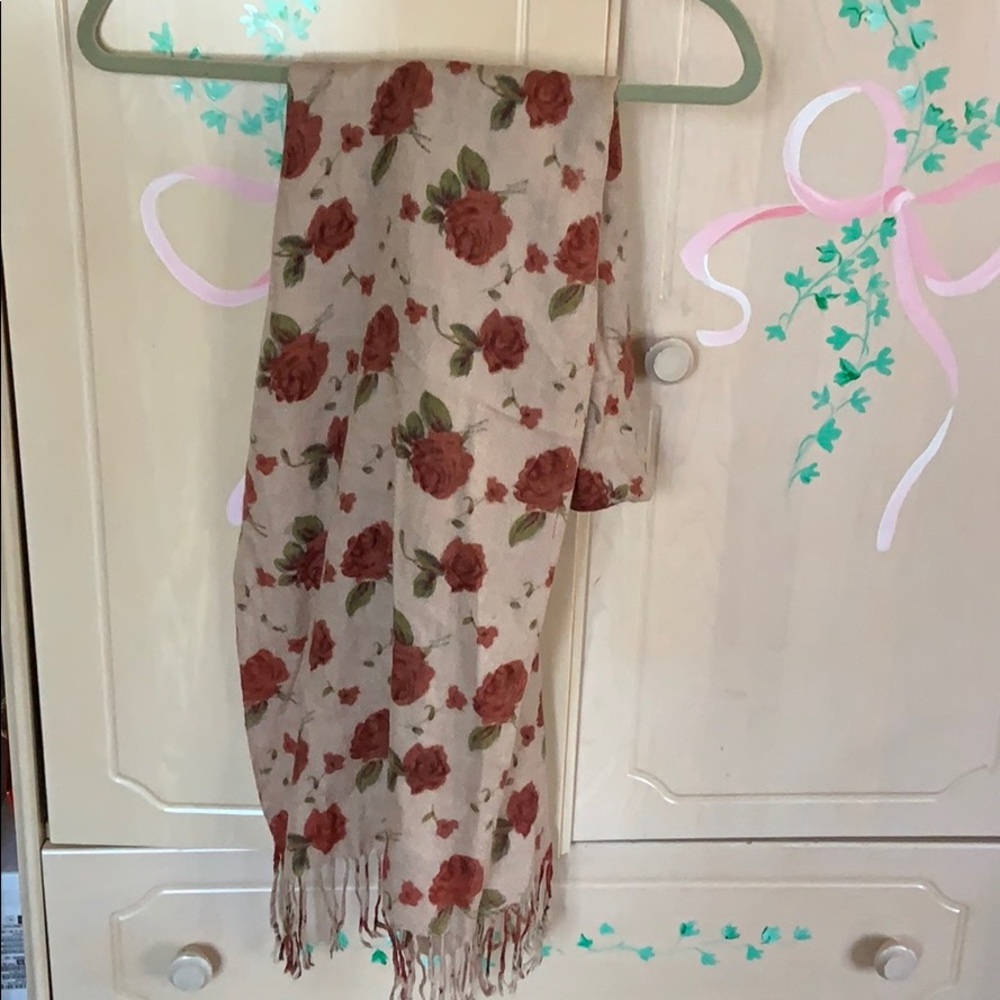 Wool and polyester blend scarf with rose pattern